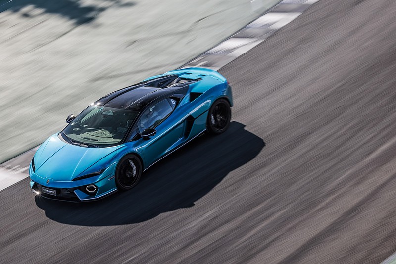 約800mのストレートで300km/hに。