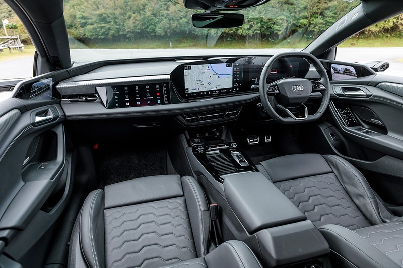 アウディA6 e-tron モニターが3つ並んだダッシュボードは新時代の乗り物感つよし。