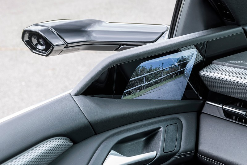 アウディA6 e-tron オプションでドアマウントタイプのカメラも選択可能。