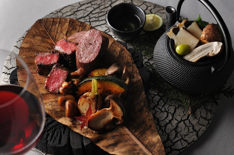 「星のや富士」「ガストロノミック・ワイルド」「牛肉と猪ソシスの朴葉味噌焼き　松茸と煮アワビの土瓶蒸し」