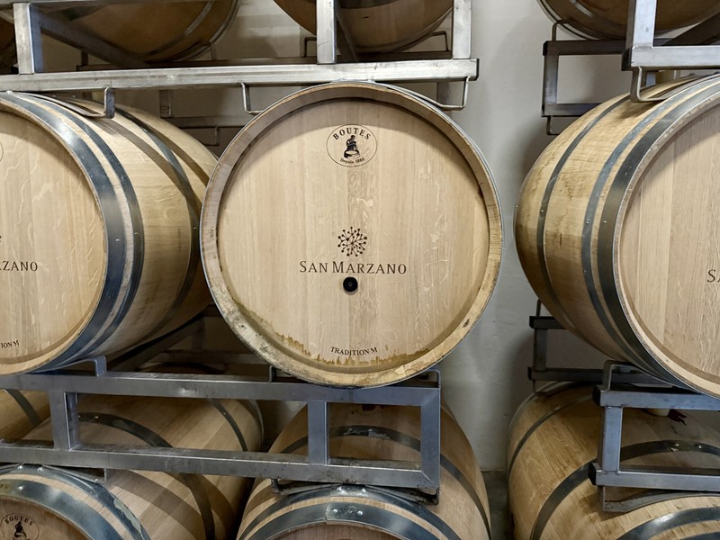 樽の中央に貼られた黒いチップはスマホで読み込むと畑からここに至るまでの過程を一気見できる仕様に