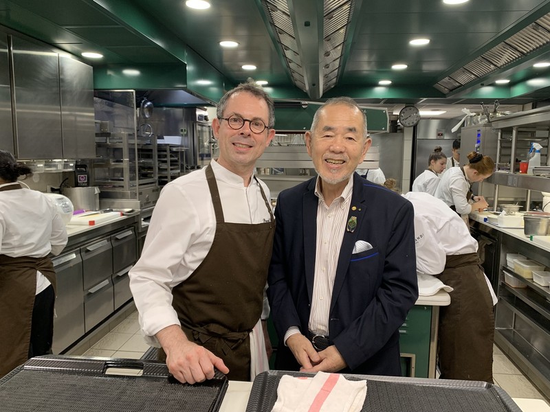 「アストランス」のシェフ、パスカル・バルボさんと。