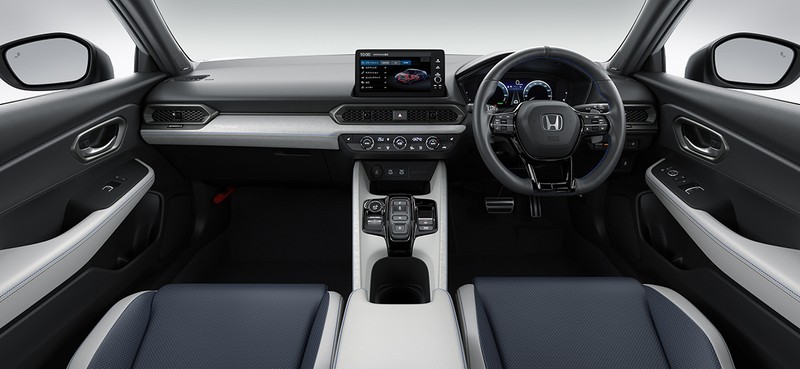 運転席は体をしっかりとホールドする立体的なサイドサポートに、助手席は快適性や乗降性を重視した形状と左右で形状の異なるシートをつくりわけている。