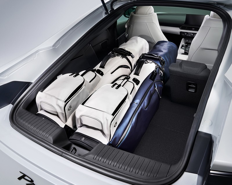 開口部の広いテールゲート式の荷室には、スーツケース2個を載せることが可能。また、後席を倒すことで9.5型のゴルフバッグが2つ、またはサーフボード2本など、さまざまな荷物を積載可能。