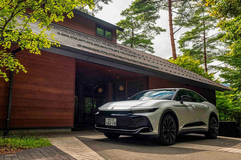 星のや富士　トヨタ　クラウン「CROSSOVER RS “THE 70th”」