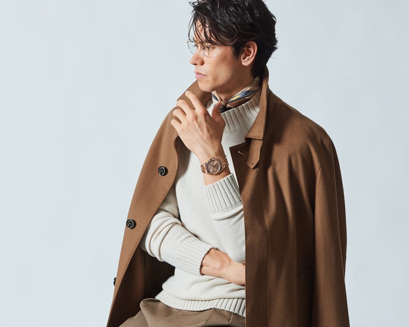 時計1936万円/ヴァシュロン・コンスタンタン、コート17万9300円/マッキントッシュ(マッキントッシュ 六本木ヒルズ店)、ニット3万5200円/ピアチェンツァ(シップス 銀座店)、スカーフ1万9800円/ヴィンセンツォ ミオッツァ(真下商事)、パンツ5万9400円/フミヤヒラノ(ノウン)、シューズ12万2100円/フラテッリ ジャコメッティ(ウィリー)