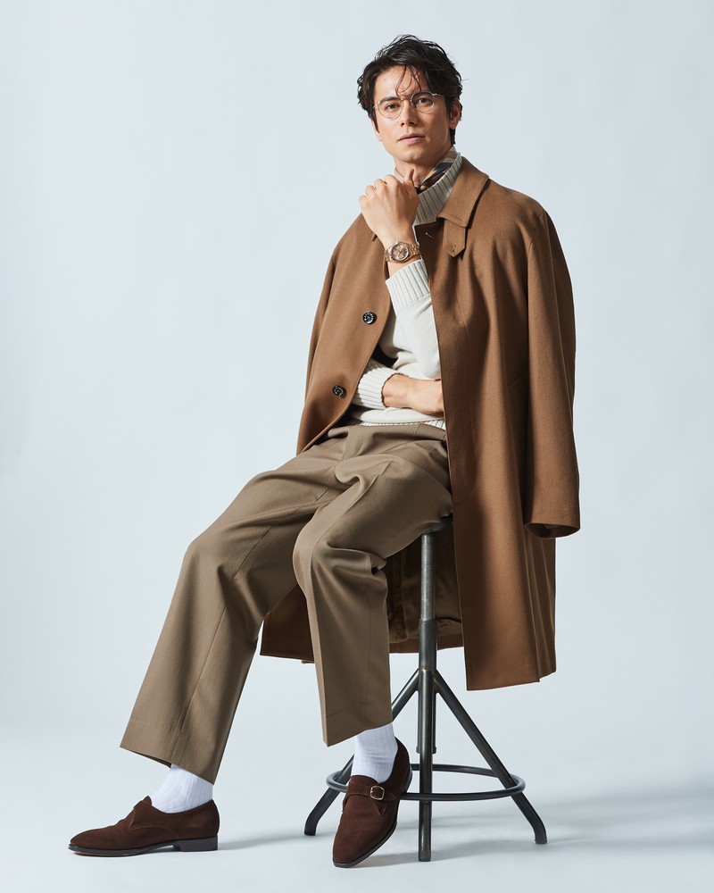 時計1936万円/ヴァシュロン・コンスタンタン、コート17万9300円/マッキントッシュ(マッキントッシュ 六本木ヒルズ店)、ニット3万5200円/ピアチェンツァ(シップス 銀座店)、スカーフ1万9800円/ヴィンセンツォ ミオッツァ(真下商事)、パンツ5万9400円/フミヤヒラノ(ノウン)、シューズ12万2100円/フラテッリ ジャコメッティ(ウィリー)