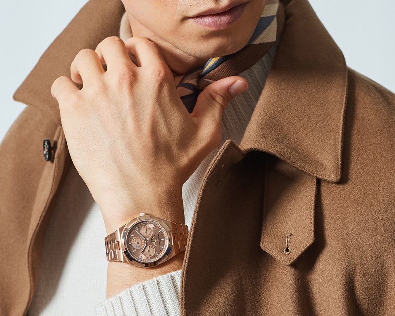 時計1936万円/ヴァシュロン・コンスタンタン、コート17万9300円/マッキントッシュ(マッキントッシュ 六本木ヒルズ店)、ニット3万5200円/ピアチェンツァ(シップス 銀座店)、スカーフ1万9800円/ヴィンセンツォ ミオッツァ(真下商事)、パンツ5万9400円/フミヤヒラノ(ノウン)、シューズ12万2100円/フラテッリ ジャコメッティ(ウィリー)