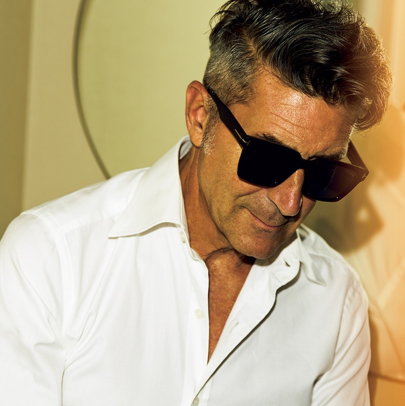 サングラス6万2700円／トム フォード アイウエア（トム フォード アイウエア カスタマーサービス）、シャツは参考商品／トム フォード（トム フォード ジャパン）