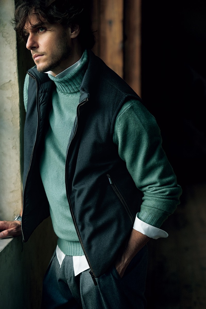 ダウンベスト29万7000円／ムーレー（コロネット）、ニット4万700円／フィリッポ デ ローレンティス（ビームス 六本木ヒルズ）、シャツ4万7300円／イレブンティ（三喜商事）、パンツ4万2900円／ベルウィッチ（アマン）、時計95万3700円／ゼニス