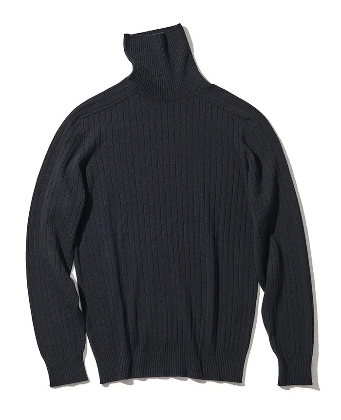 タートルネックニット¥39,600／エポカ ウォモ（買えるLEON）