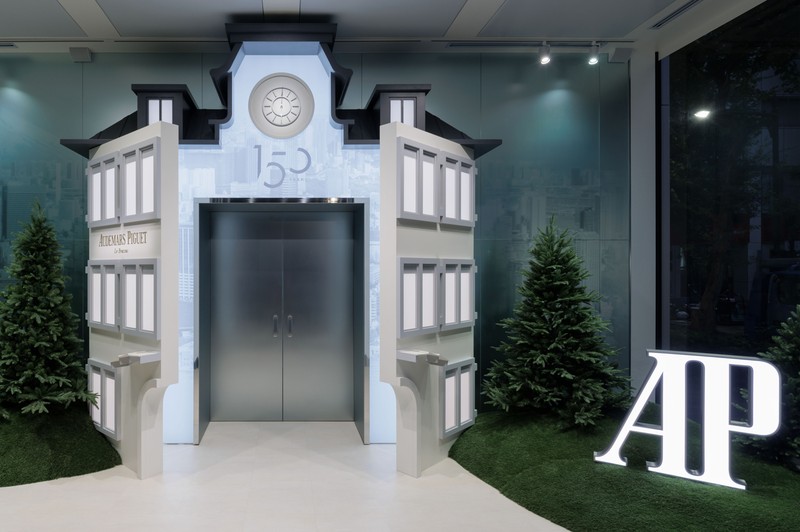 オーデマ ピゲの原点とも呼べる建物を模した、展覧会の入り口。 