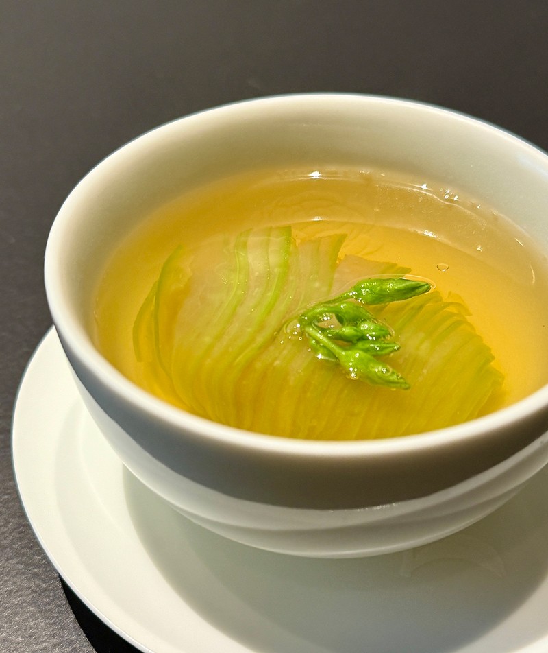 包丁使いも美しい、ヘチマとからし菜のスープ。