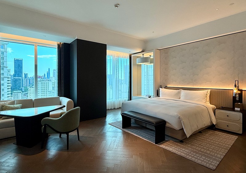 「デラックスルーム(キングベッド)」はベッドサイドの大きな鏡もポイント。