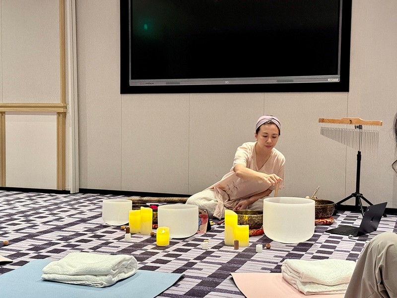 クリスタルのシンギングボウルを使ったサウンドセラピー。