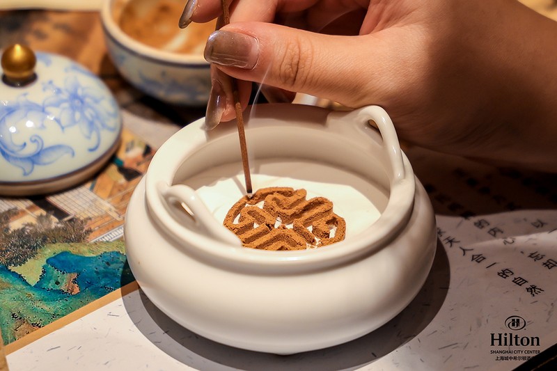 ホテルの手配で、専門店でのお香立ての体験もできます。こちらも瞑想的効果あり。