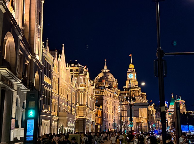 19世紀後半に外国租界が置かれたバンド。アールデコからバロック、ビクトリアンまで、当時の各国の建築様式が並びます。