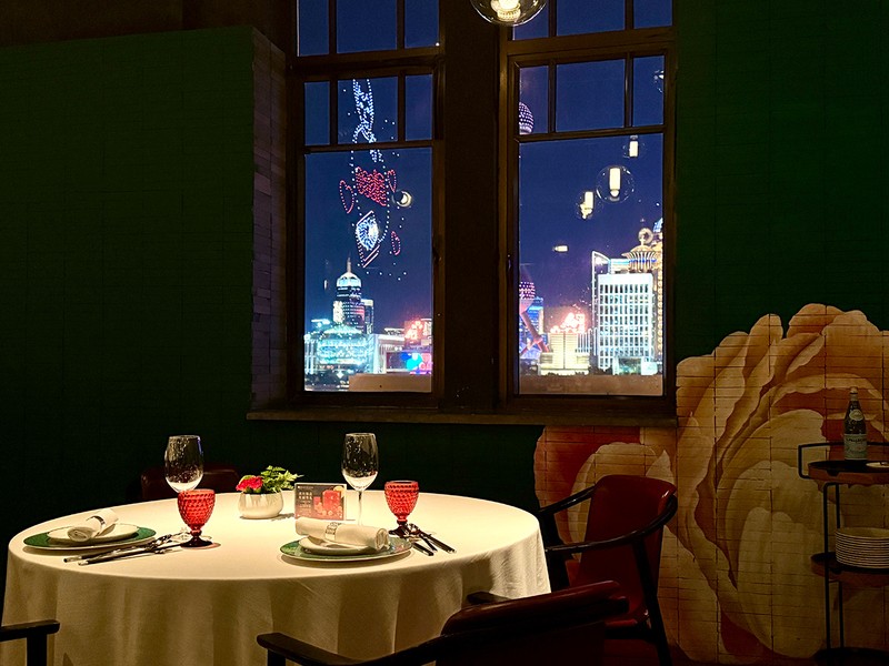 企業広告が入った日にのみ、窓の外にドローンショーが出現。