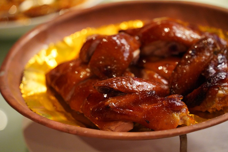 高温を駆使し、皮を紙のように薄く仕上げたローストチキン。