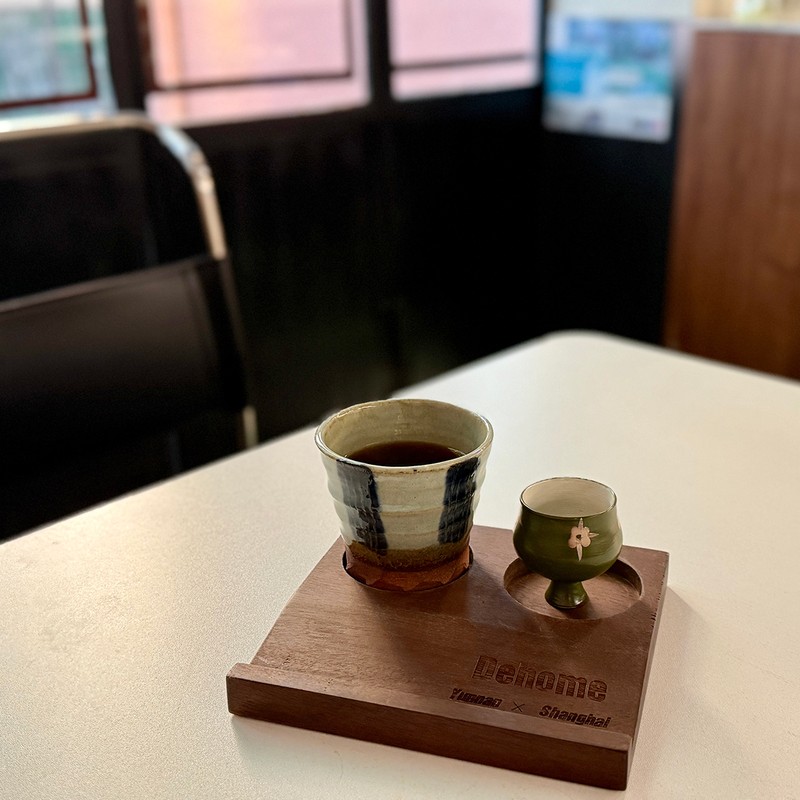 「云南徳宏 Dehome Coffee」では注文したコーヒーの粉が小さなカップでプレゼンされます。