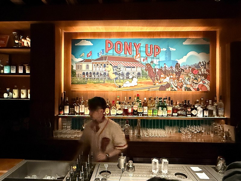 昼からオープンするバーなので休憩がてら立ち寄るにも便利。