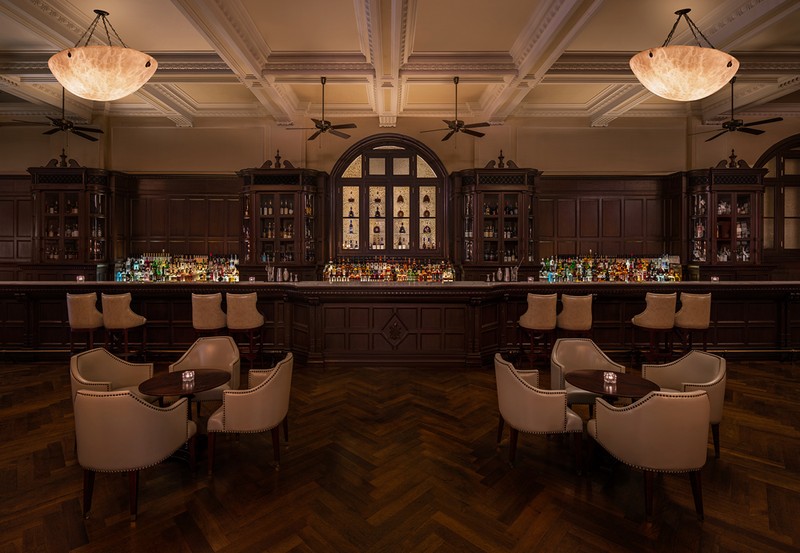 ホテルの象徴となる「Long Bar」。