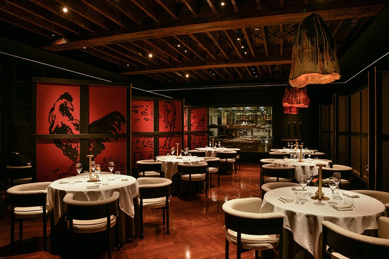 天井のライトもアートワークのひとつ。