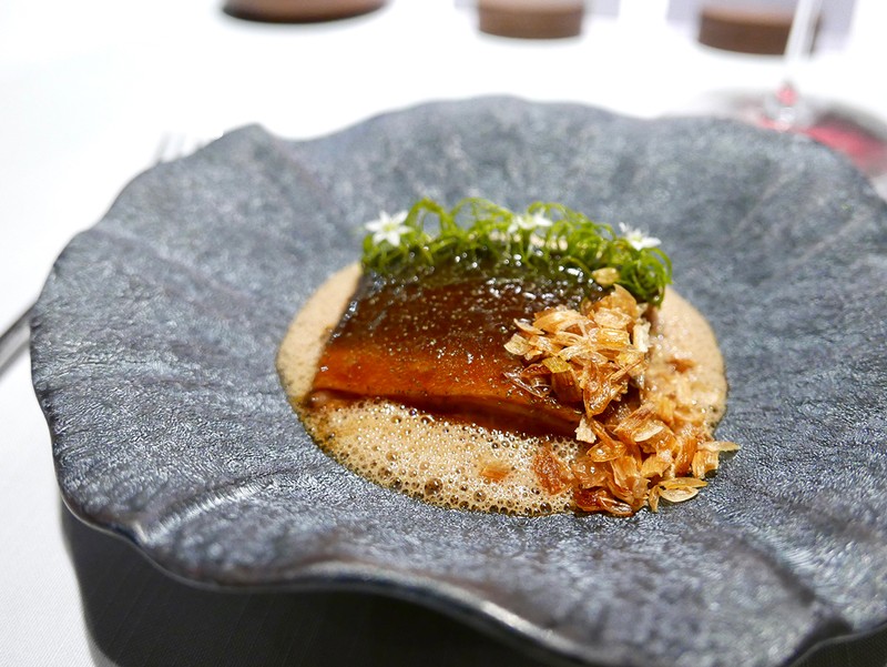 優しい火でじっくりと煮込んだ鰻。