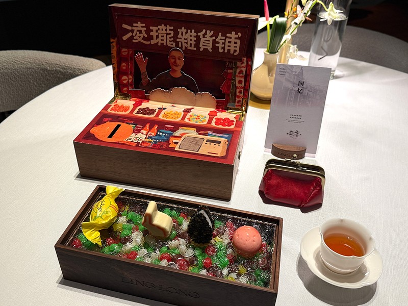 がま口に入った小銭を箱に入れるとオルゴールがスタート。