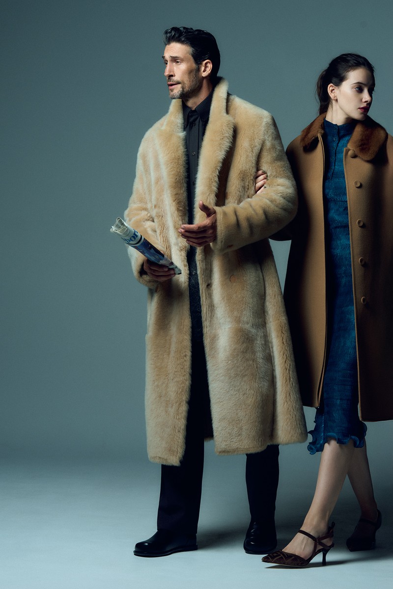 男性●コート244万8600円、シャツ24万6400円、パンツ17万3800円、靴21万7800円／すべてフェンディ（フェンディ ジャパン）　女性●コート136万4000円、ワンピース44万2200円、靴16万8300円／すべてフェンディ（フェンディ ジャパン）