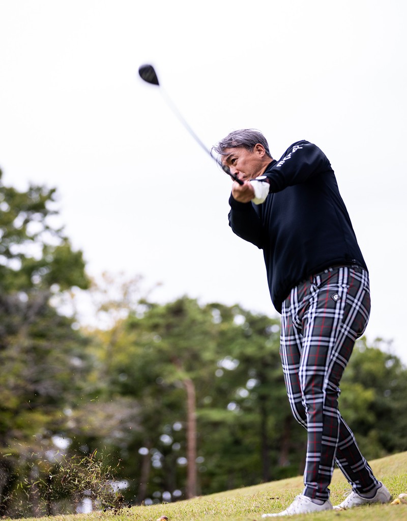 ザ・ゴルフクラブ竜ヶ崎　五十嵐亮太　モックネックシャツ2万2000円、パンツ2万9700円／ともにV12（V12 カスタマーセンター）、時計93万5000円／ノルケイン（ノルケイン ジャパン）、その他は本人私物 