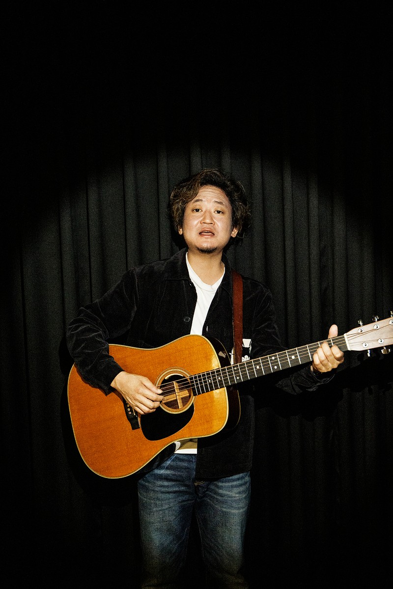 桑田佳祐が「夏 螢介」名義で“流し”のミュージシャン、田内洵也をプロデュース！ 楽曲「深川のアッコちゃん（produced by 夏 螢介 a.k.a. KUWATA KEISUKE）」