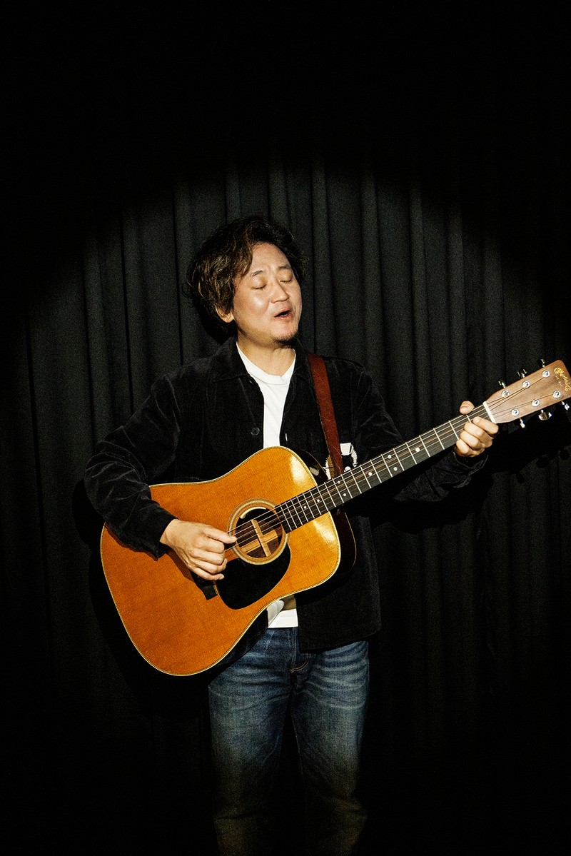 桑田佳祐が「夏 螢介」名義で“流し”のミュージシャン、田内洵也をプロデュース！ 楽曲「深川のアッコちゃん（produced by 夏 螢介 a.k.a. KUWATA KEISUKE）」