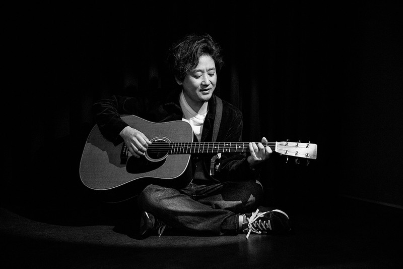 桑田佳祐が「夏 螢介」名義で“流し”のミュージシャン、田内洵也をプロデュース！ 楽曲「深川のアッコちゃん（produced by 夏 螢介 a.k.a. KUWATA KEISUKE）」