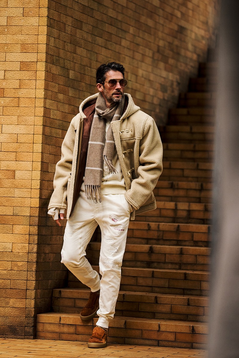 パンツ3万6300円/ダブルピー ウエストポイント、コート14万9600円/ビービーアール、ニット2万9700円/リプレイ、マフラー1万8700円/ドンリー、靴11万9900円/セルジオ ロッシ、サングラス12万9800円/バルマン、グローブ1万3200円/アップステイト ストック(すべて買えるLEON)