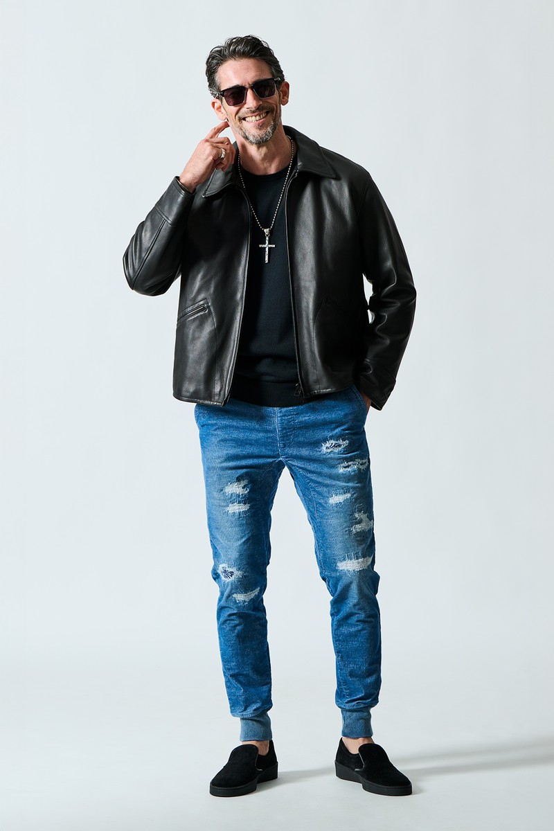 ブルゾン8万6900円/アンプリアーテ、ニット5万600 円/ジョン スメドレー、靴4万9500円/ペリーコサニー、サングラス13万7500円/アコ二、ネックレス11万円、リング5万5000円/ともにジュンウエゾノ(すべて買えるLEON)