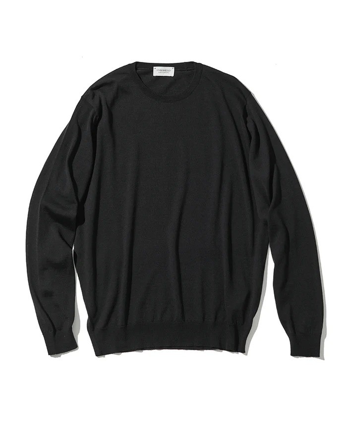 ニット¥50,600／ジョン スメドレー（買えるLEON）