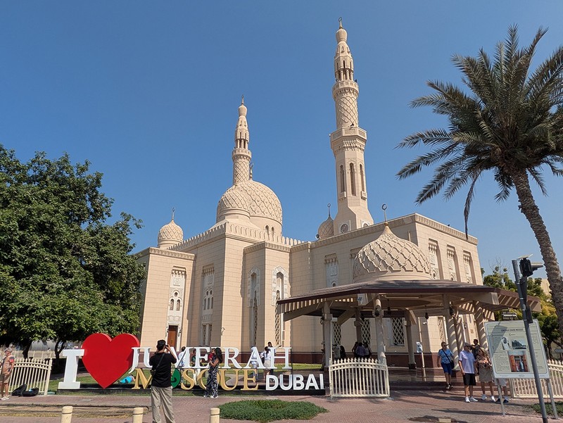 1500人を収容できるモスク。シリアとエジプトの建築様式を取り入れているそうで、整然とした美しさがある。