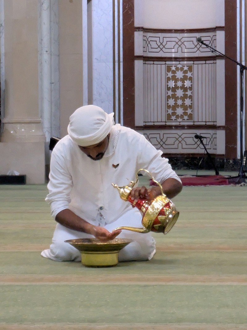 礼拝のしかたをレクチャー。ふだんじっくり見ることがないシーンなので、興味深いです。ちょっと神道とも通じるところがあり、親近感をもつかも