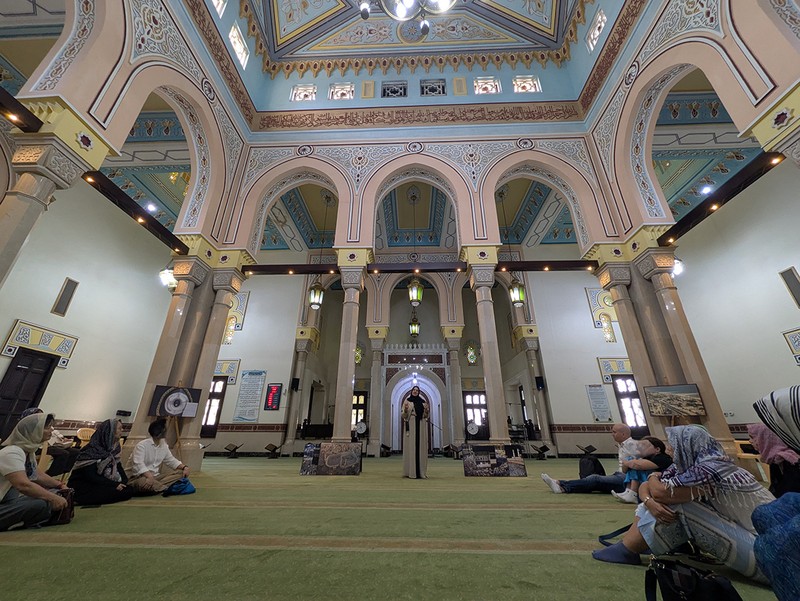 車座になってカジュアルな雰囲気。女性はショールなどで髪を隠す、男女ともにノースリーブや短パンはNG。レンタルもあるのでお気軽に