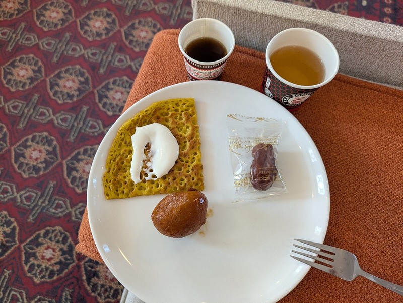 パンケーキの「チェバブ」、なつめやし（デーツ）、ルカイマット（丸いドーナツ）、アラビックコーヒーにチャイと、少しずつ試してみることができる。