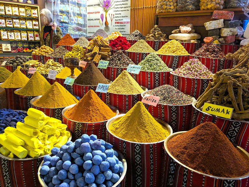 オールドスーク（市場）もまた、アラブ体験のひとつ。たくさんの香辛料や金を売るお店などがひしめく。せっかくのドバイだから、アラビックな体験も盛り込みたい。