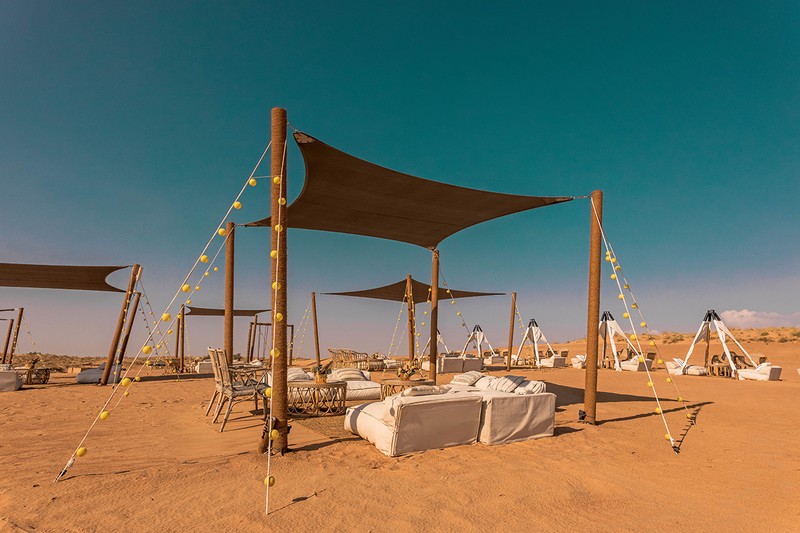 砂漠でのんびりお酒でも飲みながらサンセットを待つ。ラグジュアリーな雰囲気のなかでお酒が飲めるデザートキャンプは少ない。
