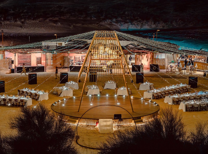 こちらはディナーのベニュー。ビュッフェではなく、テーブルごとに食事がサーブされる。料理はエミラティ料理。もちろんお酒のオーダーも可能。