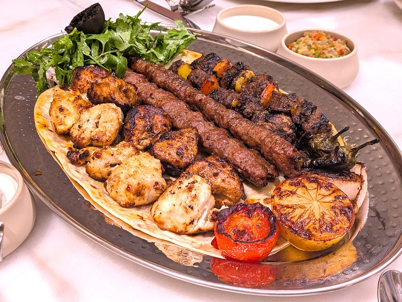 豪快なグリルプレート。極力地元の食材を使うようにしている。