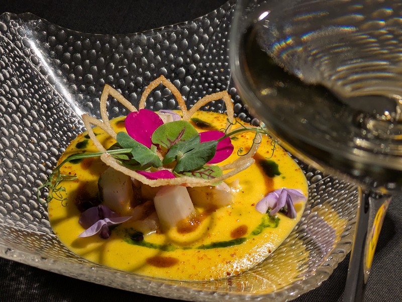 プレゼンテーションにもこだわりがあり、ぱっと見にはインド料理とはわからないほどの華やかさが特徴。ワインやカクテルとも相性がいい。