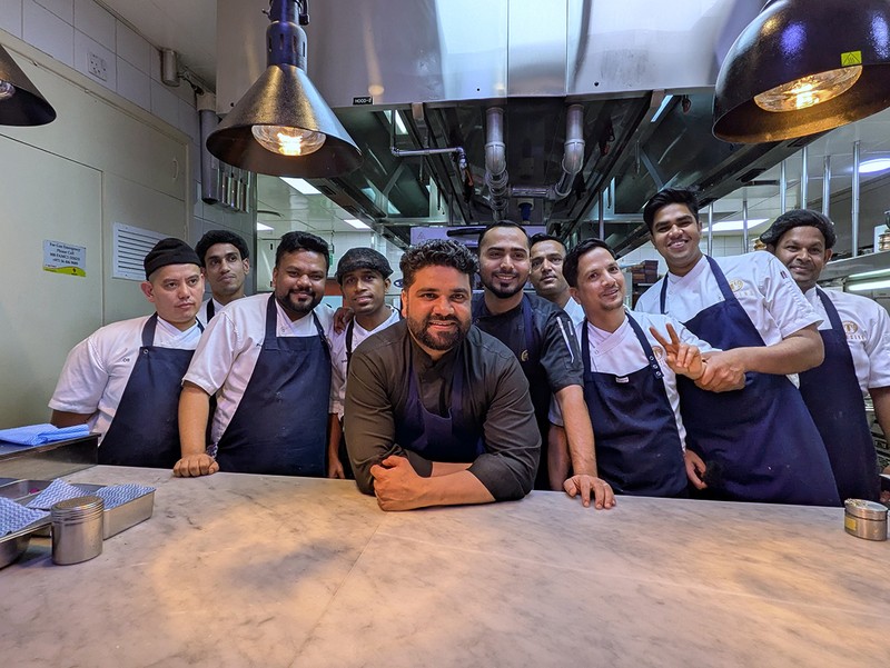 Tresindのエグゼクティブ・シェフ、Mr. Mohammad Zeeshan(モハマド・ジーシャン／中央）と仲間たち。「ドバイでは最高の食材が手に入る」と、革新的なインド料理を生み出せるのはドバイだからこそ、と話してくれた。