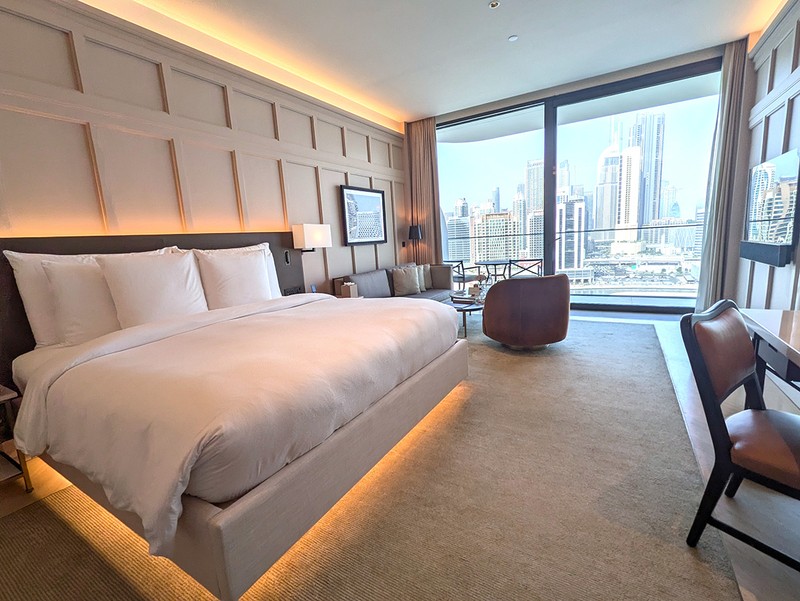 今をときめくデザインデュオ、ジル＆ボワシエが手掛けたインテリアはレトロ＆モダンが融合。窓外の景色もインテリアの一部のよう。