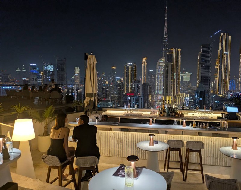 ルーフトップバーゆえに窓ガラスなど遮るものなく夜景を楽しめる。日中はインフィニティプールから摩天楼を眺めることができる。