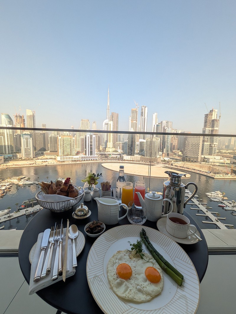 各部屋にベランダがついているので、朝食をルームサービスにしてみた。この季節、午前中は直射日光も当たらずさわやかな気候。